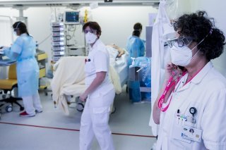 La part de l'ensemble du personnel infirmier a diminué de 43,1 à 40,3% entre 2010 et 2021 (archives). KEYSTONE/JEAN-CHRISTOPHE BOTT